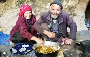 (ویدئو) پخت تماشایی دمپخت محلی توسط زوج مسن غارنشین افغانستانی