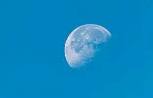 چرا می‌توانیم در روز ماه را ببینیم؟