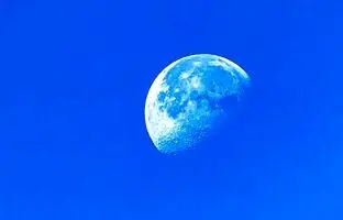 چرا می‌توانیم در روز ماه را ببینیم؟