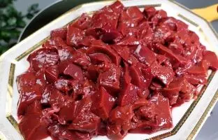 (ویدئو) مصری ها با جگر گوسفند این غذای خوشمزه و سریع را طبخ می کنند