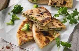 (ویدئو) غذاهای روستایی: پخت نان پنیر و سبزیجات متفاوت به سبک بانوی روستایی هندی