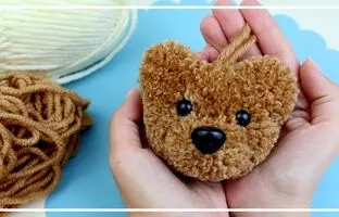 (ویدئو) آموزش عروسک سازی: این آویز خرسی زیبا رو خیلی ساده با کاموا درست کن