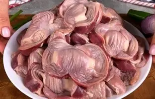 (ویدئو) طبخ یک غذای خوشمزه و سریع با 1.5 کیلوگرم سنگدان مرغ به سبک آشپز آلمانی