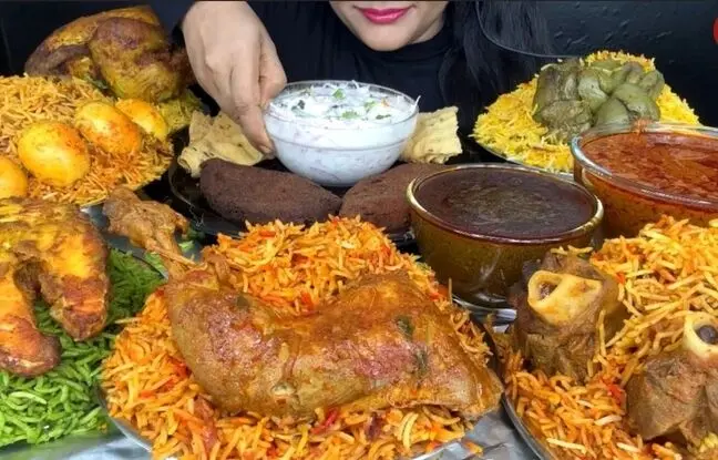 (ویدئو) خوردن 3 کیلوگرم چلوگوشت، مرغ و ماهی به سبک دختر جوان هندی