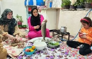 (ویدئو) پخت پلو ماهی سالمون با انار توسط خانواده روستایی ارومیه ای