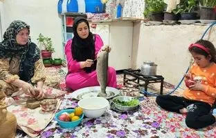 (ویدئو) پخت پلو ماهی سالمون با انار توسط خانواده روستایی ارومیه ای