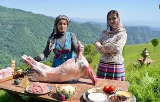 (ویدئو) پخت گوسفند 13 کیلوگرمی توسط دو بانوی آشپز روستایی مشهور آستارایی