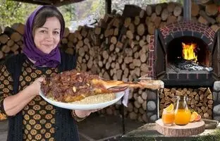(ویدئو) کباب کردن ران 3 کیلوگرمی گوسفند در تنور توسط بانوی روستایی آذربایجانی