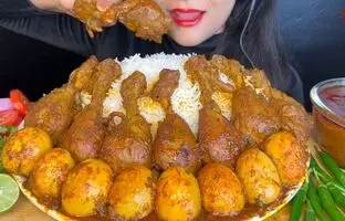 (ویدئو) خوردن تماشایی 2 کیلوگرم چلو مرغ و تخم مرغ به سبک دختر جوان و مشهور هندی