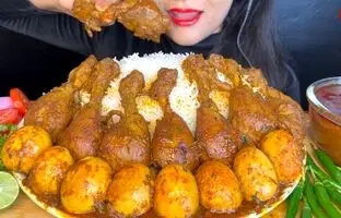 (ویدئو) خوردن تماشایی 2 کیلوگرم چلو مرغ و تخم مرغ به سبک دختر جوان و مشهور هندی