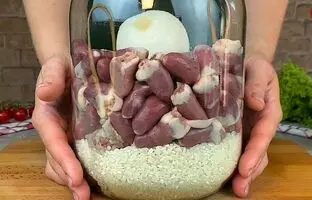 (ویدئو) پخت یک غذای متفاوت با دل مرغ به سبک آشپز مشهور آلمانی