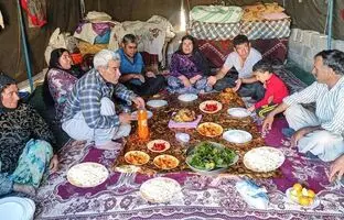 (ویدئو) پخت مرغ شکم پر با برنج به سبک بانوان خوش سلیقه عشایر بختیاری