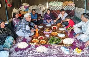 (ویدئو) پخت مرغ شکم پر با برنج به سبک بانوان خوش سلیقه عشایر بختیاری