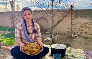 (ویدئو) پخت یک غذای خوشمزه با گوشت و کلم پیچ توسط بانوی روستایی ایرانی