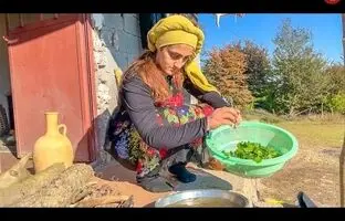 (ویدئو) پخت متفاوت کوکو سبزی محلی با پلو توسط بانوی زحمتکش روستایی مازندرانی