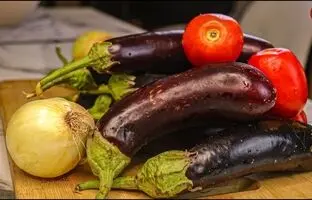 (ویدئو) این غذای خوشمزه و ساده را با 2 کیلوگرم بادمجان در خانه طبخ کنید