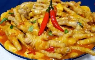 (ویدئو) کانادایی ها با یک کیلوگرم پای مرغ این غذای خوشمزه را طبخ می کنند