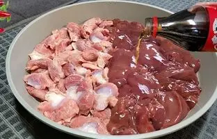 (ویدئو) پخت یک غذای خوشمزه با 1.3 کیلوگرم سنگدان وجگر مرغ به سبک آشپز آمریکایی