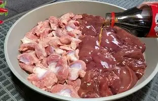 (ویدئو) پخت یک غذای خوشمزه با 1.3 کیلوگرم سنگدان وجگر مرغ به سبک آشپز آمریکایی