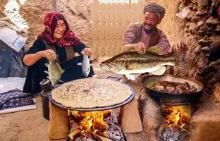 (ویدئو) طبخ دیدنی نان روی ساج و ماهی قزل آلا به سبک زوج روستایی افغانستانی