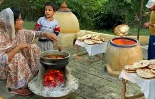 (ویدئو) پخت آبگوشت و نان محلی به شیوه خاص یک زوج جوان روستایی کشمیری
