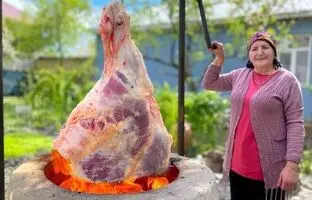 (ویدئو) کباب کردن ماهرانه ران گاو 28 کیلوگرمی توسط بانوی روستایی آذربایجانی