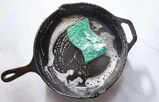 شستن و برق انداختن ظروف چدنی با ۵ روش طلایی