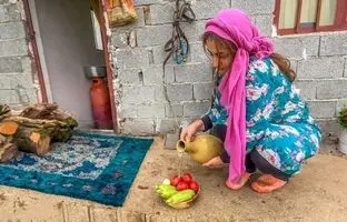 (ویدئو) پخت پلو کدو گوجه به شیوه متفاوت و دیدنی بانوی روستایی مازندرانی