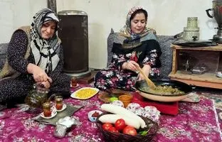 (ویدئو) پخت یک غذای محلی و ساده با دل مرغ به سبک یک مادر و دختر روستایی آذری