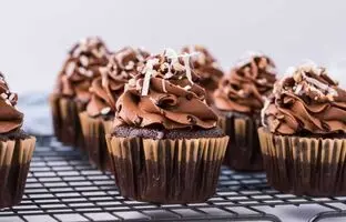 (ویدئو) طرز تهیه کاپ کیک شکلاتی بدون نیاز به فر