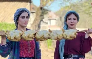 (ویدئو) کباب کردن تماشایی 5 مرغ در تنور توسط مادر و دختران روستایی آستارایی
