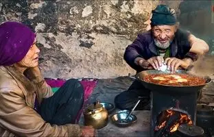 (ویدئو) پخت یک غذای باستانی با بادمجان و تخم مرغ توسط زوج مسن افغانستانی