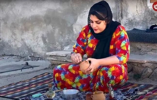 (ویدئو) پخت مرغ روی سنگ و غذای محلی با گوشت بره توسط دختر مشهور روستایی کردستانی