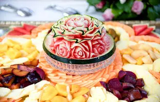 (تصاویر) جذاب ترین ایده های گل آرایی و میوه آرایی شب یلدا