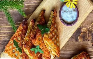 طرز تهیه سمبوسه؛ اصول پیچیدن نان لواش مثلثی