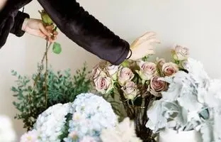 (ویدئو) یک ترفند ساده و جالب برای تازه نگه داشتن گلهای طبیعی