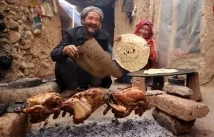 (ویدئو) کباب کردن تماشایی سه مرغ روی ذغال به سبک زوج مسن روستایی افغانستانی