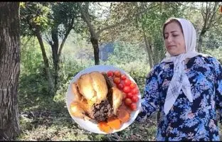 (ویدئو) پخت مرغ شکم پر به شیوه جدید و تماشایی بانوی روستایی گیلانی