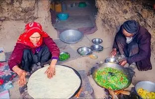 (ویدئو) پخت نان و یک غذای محلی توسط زوج غارنشین افغانستانی