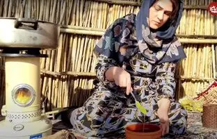 (ویدئو) طبخ یک غذا با تخم مرغ محلی و سیب زمینی توسط بانوی گیلانی
