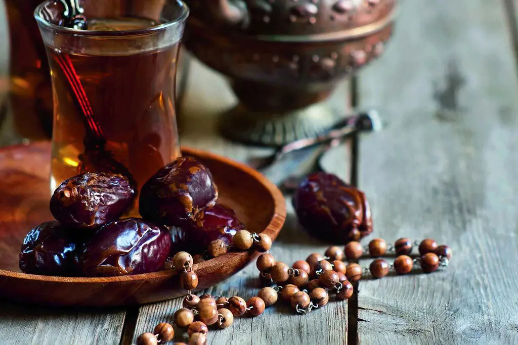 چرا نوشیدن چای با توت و خرما ضرر دارد؟