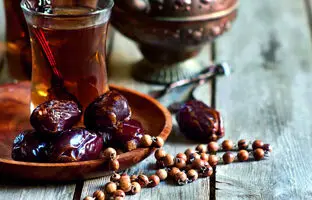 چرا نوشیدن چای با توت و خرما ضرر دارد؟