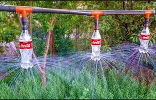 (ویدئو) با چند بطری کوچیک نوشابه یه سیستم آبیاری قطره ای برای باغچه درست کن