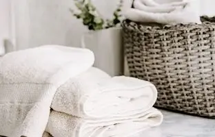 چگونه حوله های سفید را مثل روز اول نرم و تمیز کنیم؟
