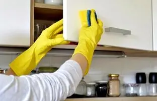 بهترین روشهای تمیز کردن کابینت ها + 6 پاک کننده جالب