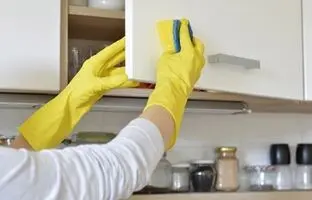 بهترین روشهای تمیز کردن کابینت ها + 6 پاک کننده جالب