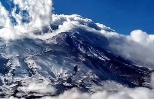 (ویدئو) قله دماوند در آغوش ابرها