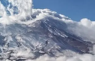 (ویدئو) قله دماوند در آغوش ابرها