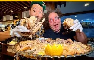 (ویدئو) غذاهای خیابانی ایران و افغانستان در دبی؛ از کله پاچه و آبگوشت تا کباب