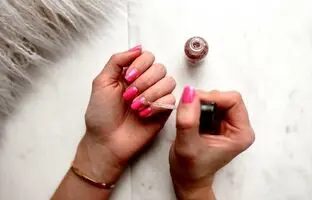 (تصاویر) 11 ایده جذاب برای طراحی ناخن زمستونی به سبک مینیمال که عاشقشون می‌شی!